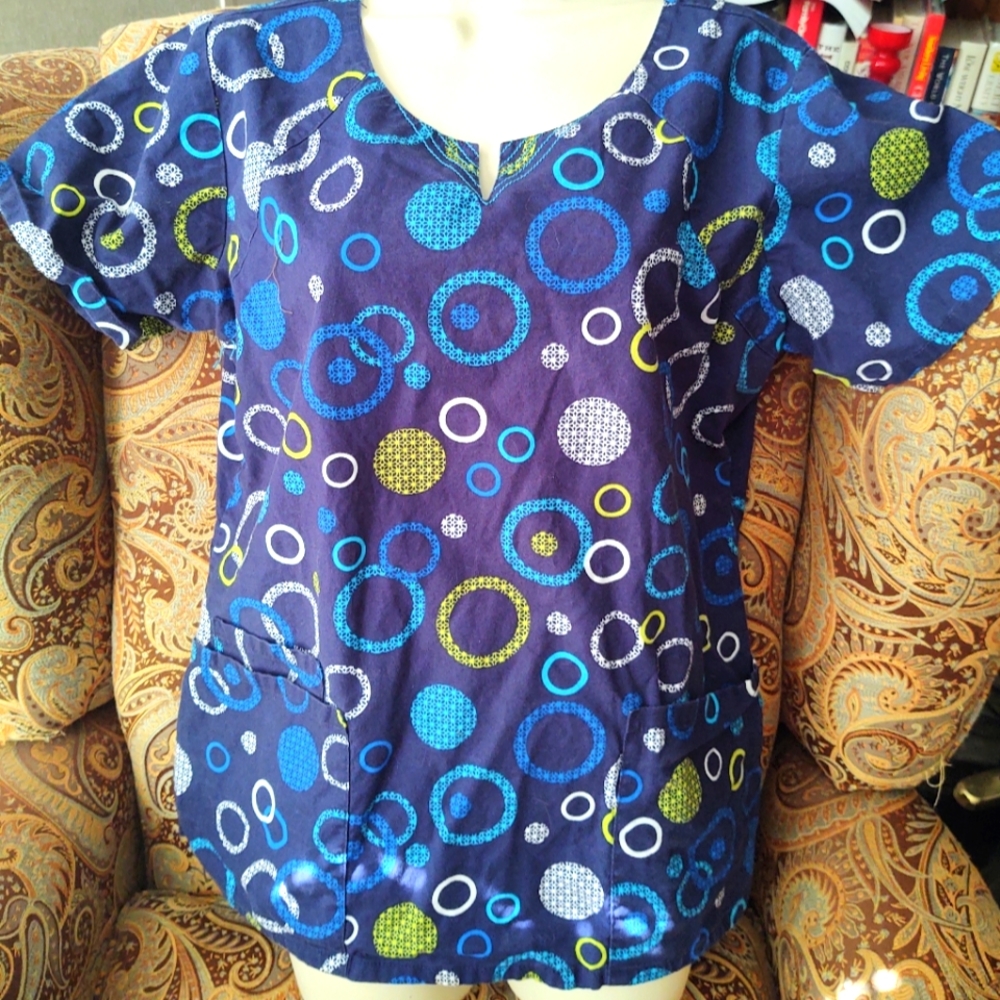 Cherokee scrub top size medium